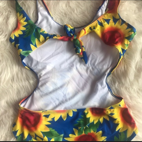 One piece Sun Flower Bathing suit - Picture 3 of 4